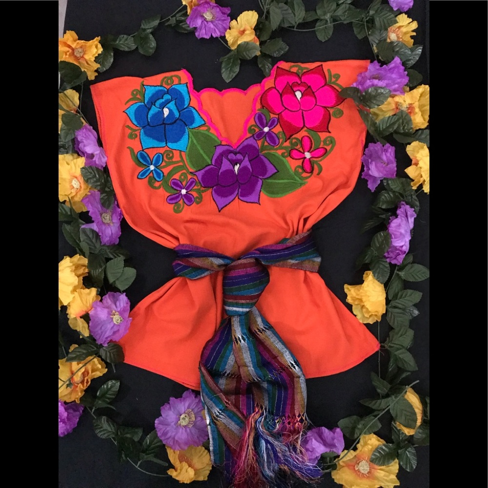 💐🌼 Beautiful Embroidered Mexican Blouse 🌼💐